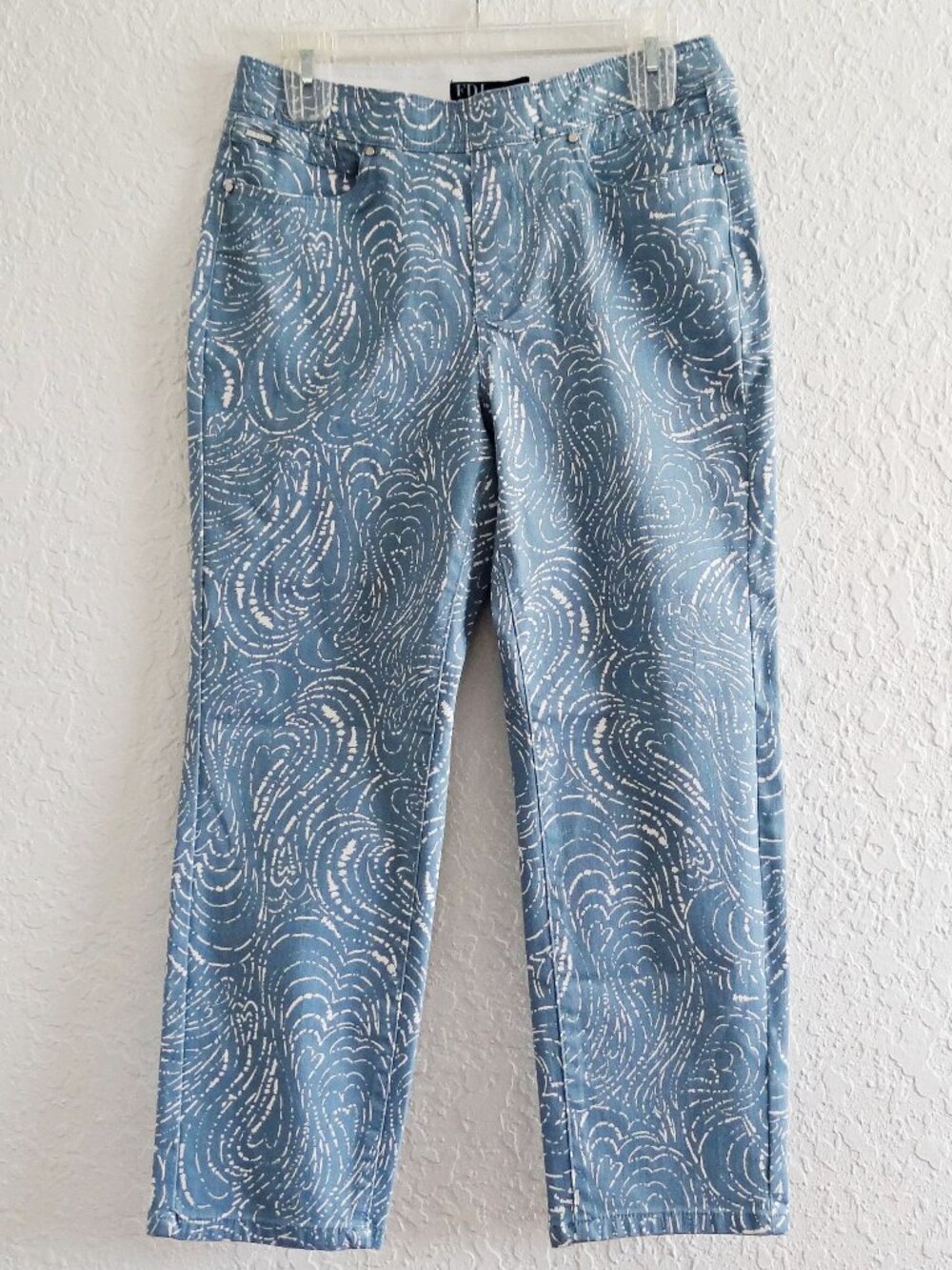 FDJ French Dressing Jeans Women's 6 Pull-On Slim Crop Pants Trapped Hearts NWT